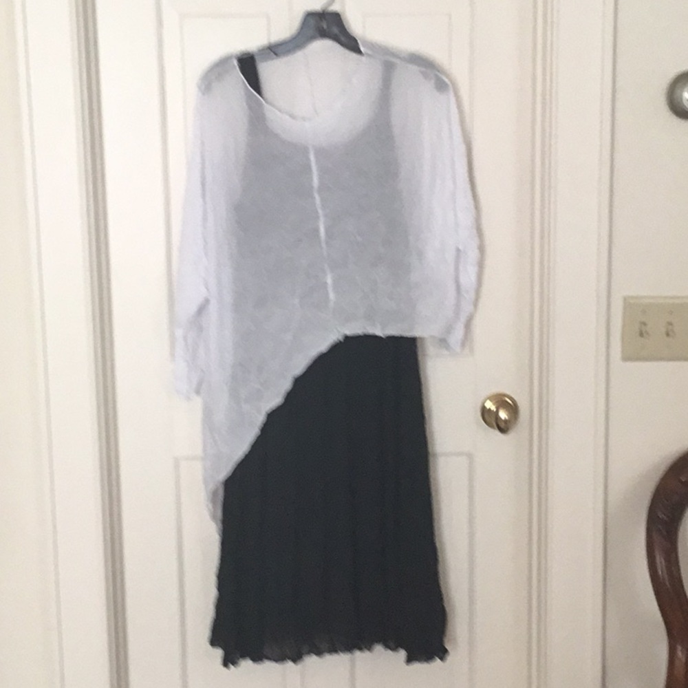 Sleeveless black crinkle dress with white topper